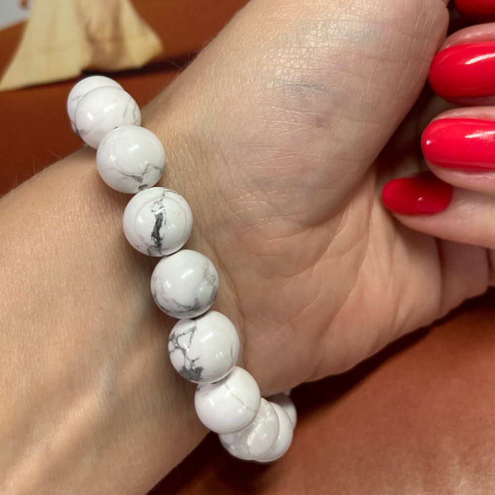 🌟 Natural White Turquoise Beaded Bracelet - Picture 2 of 3